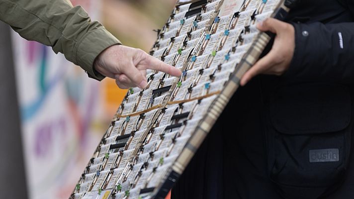 Lotería de Navidad - Los aficionados de dos peñas sevillanas rivales comparten números de la Lotería de Navidad