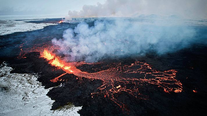 Telediario 2 - Disminuye el nivel de alerta por la erupción del volcán Grindavík en Islandia