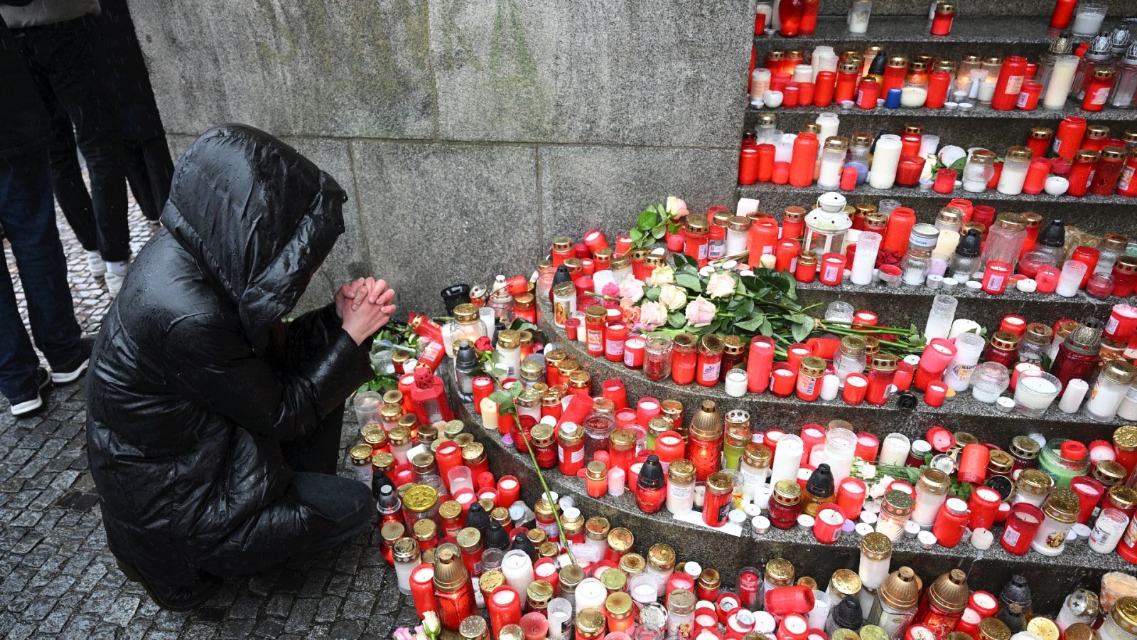 Praga, conmocionada por el tiroteo que dejó 14 víctimas mortales