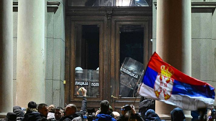 Informativo 24h - Varios protestantes en Belgrado piden las listas de votantes de las eleccones en Serbia