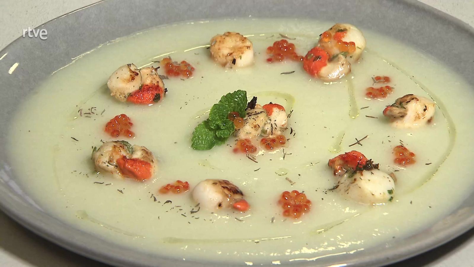 Receta de zamburiñas con crema suave de coliflor del chef Sergio Fernández