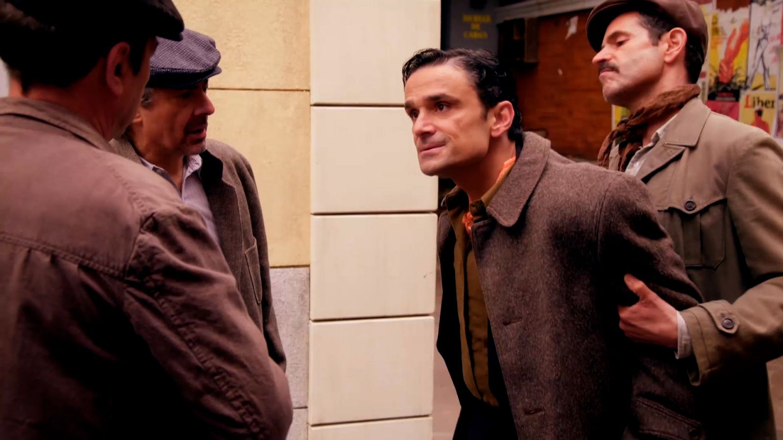 Higinio y sus matones le dan una paliza a Pietro | Ver