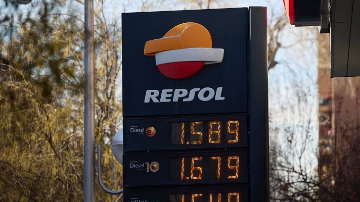 Telediario 1 - Los carburantes vuelven a bajar y cierran el año con el precio más bajo del 2023