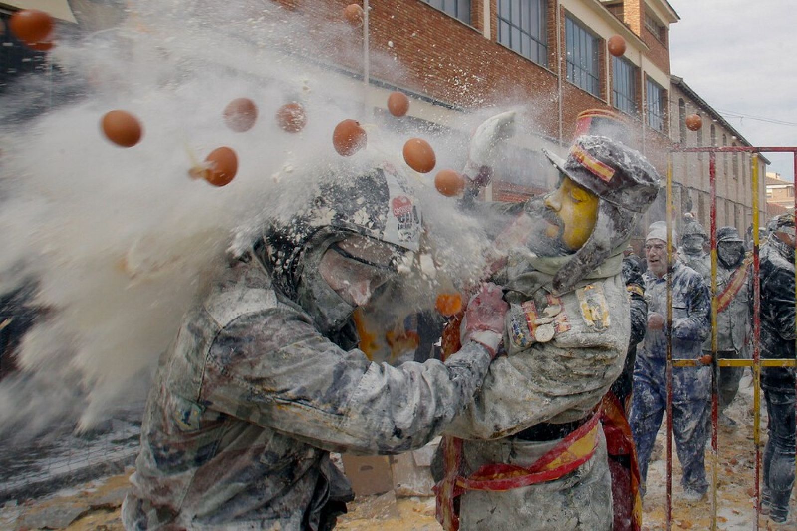 Los "Enfarinats" llenan el pueblo de Ibi de huevos, harina y petardos | Ver