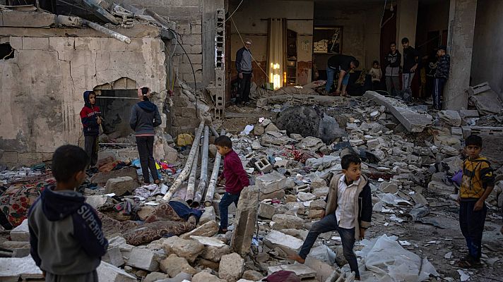 Telediario 1 - Palestinos desplazados abarrotan el sur de Gaza mientras Israel ataca en el centro