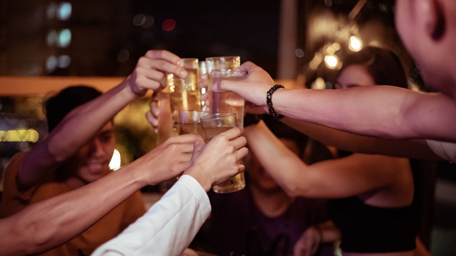 El riesgo de normalizar el consumo de alcohol en Navidad para los menores