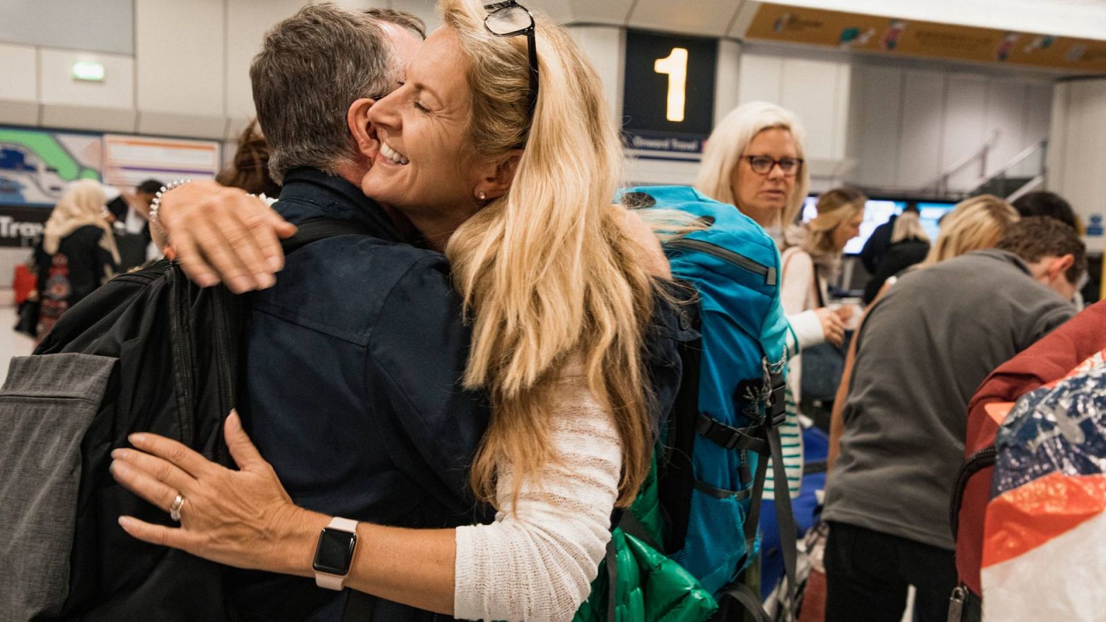 Estaciones y aeropuertos se llenan de reencuentros por Nochevieja | Ver