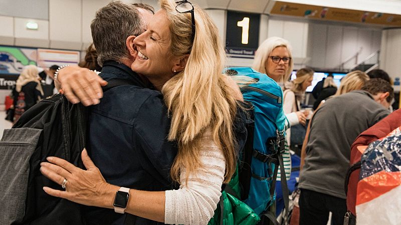 Estaciones y aeropuertos se llenan de reencuentros por Nochevieja | Ver