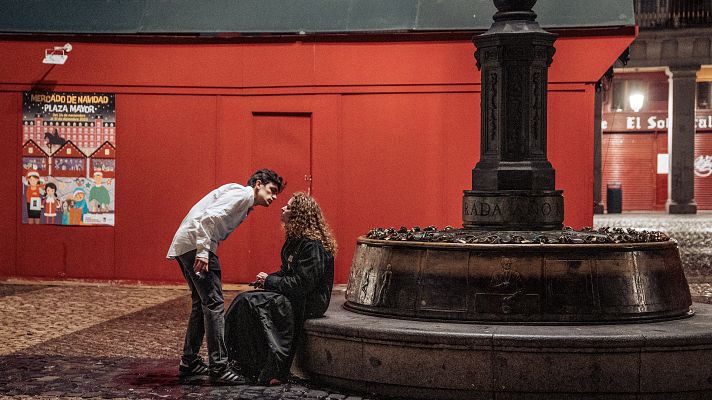 Telediario 1 - Fiestas, cotillones y celebraciones hasta altas horas: España da la bienvenida al nuevo año