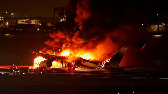  - Una colisión entre dos aviones provoca un incendo en el aeropuerto de Haneda, Tokio, y sus 379 ocupantes son evacuados