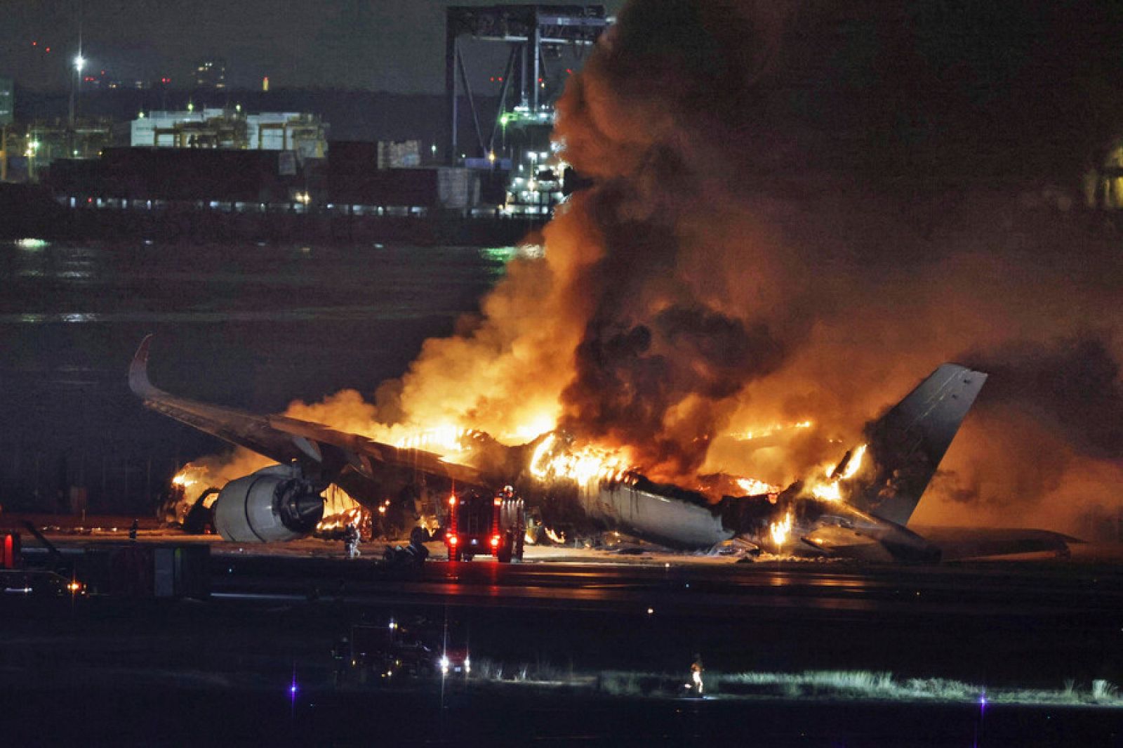 Cinco muertos y 379 evacuados tras la colisión de dos aviones en el aeropuerto de Tokio, Japón - Informativo 24h | Ver