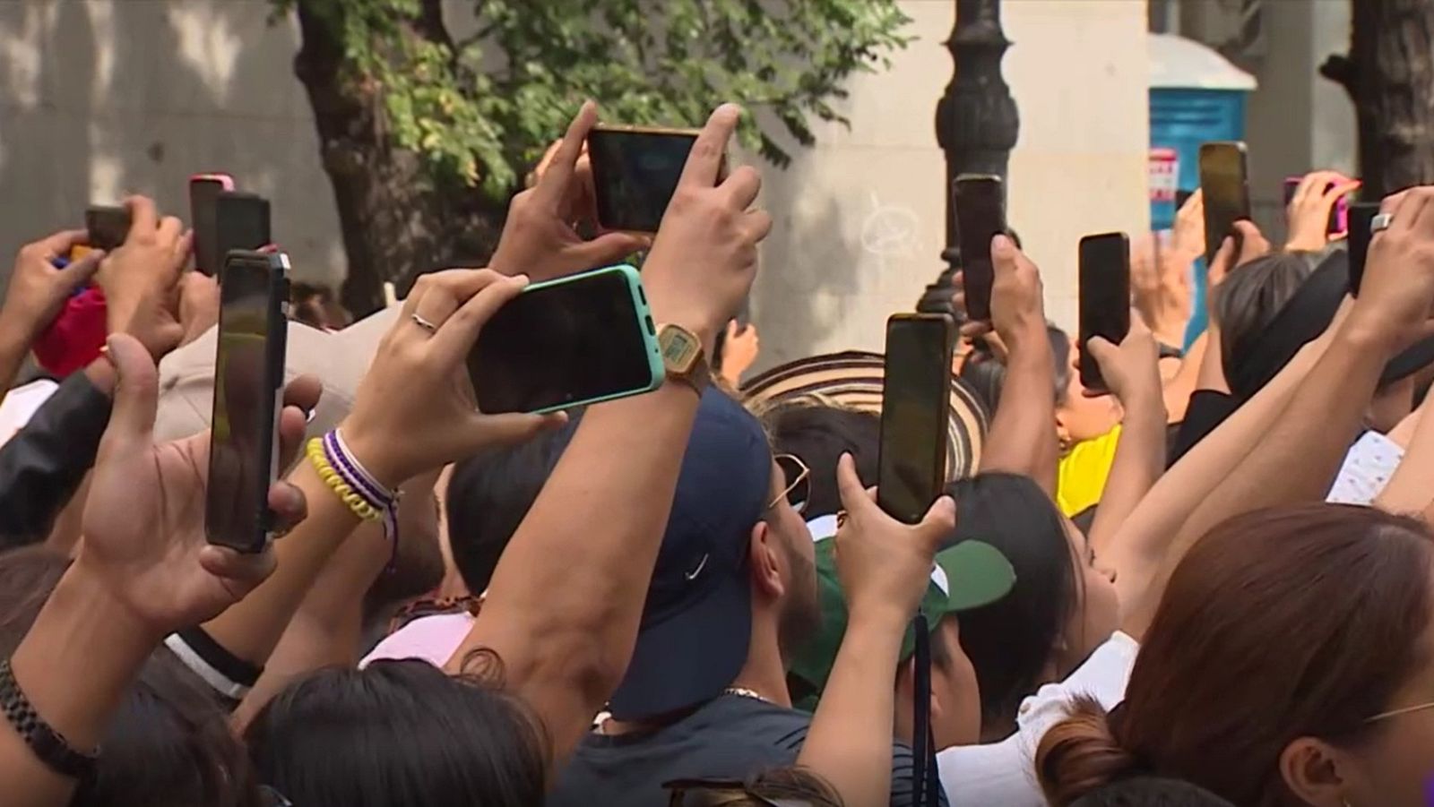 ¿Disfrutamos menos de los eventos por grabarlos con el móvil? | Ver