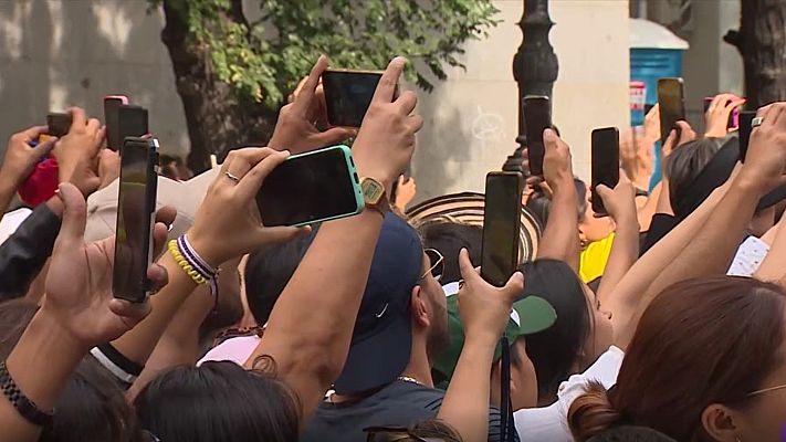 Telediario 1 - Perderse la vida mientras grabas: ¿disfrutamos menos de los eventos por registrarlos con el móvil?