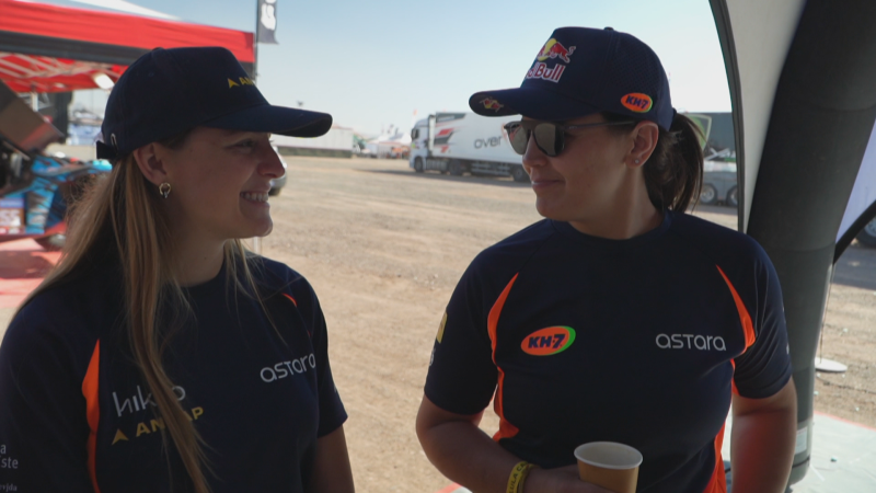 Patricia Pita se mira en el espejo de su compañera Laia Sanz para afrontar el Dakar 2024