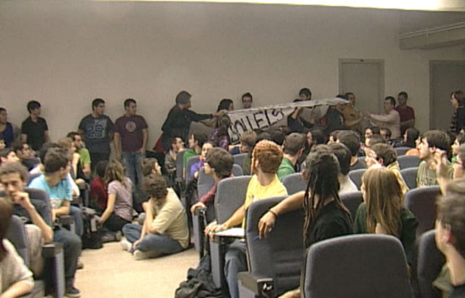 Un grupo de jóvenes intenta boicotear una conferencia de Ibarretxe | Ver