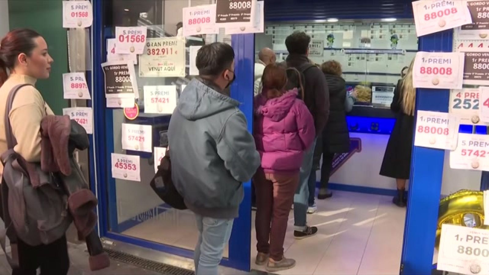 Llargues cues a l'administració de Les Arenes per a la Loteria del Nen