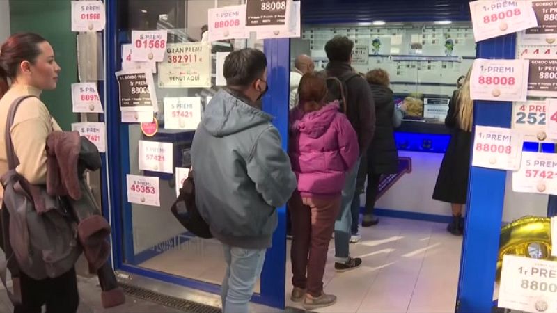 Llargues cues a l'administració de Les Arenes per a la Loteria del Nen