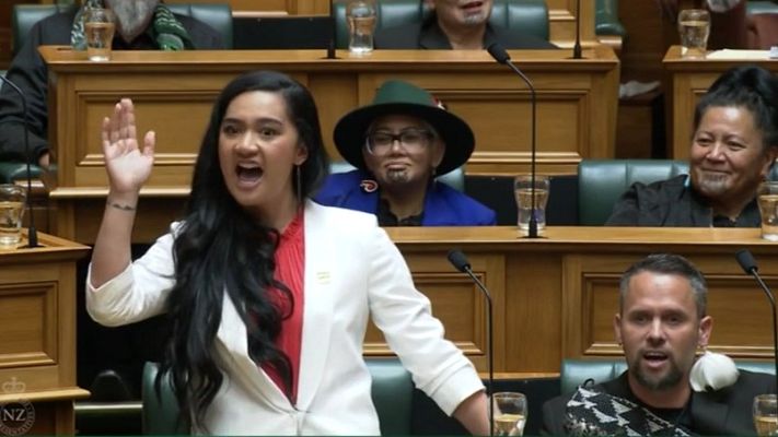  - Una diputada maori se hace viral por un haka ritual en el Parlamento de Nueva Zelanda