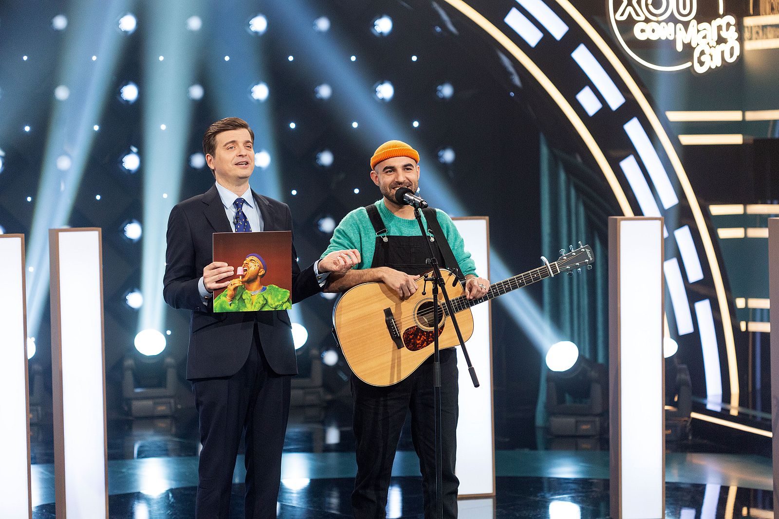 Nil Moliner en el plató de Late Xou con Marc Giró