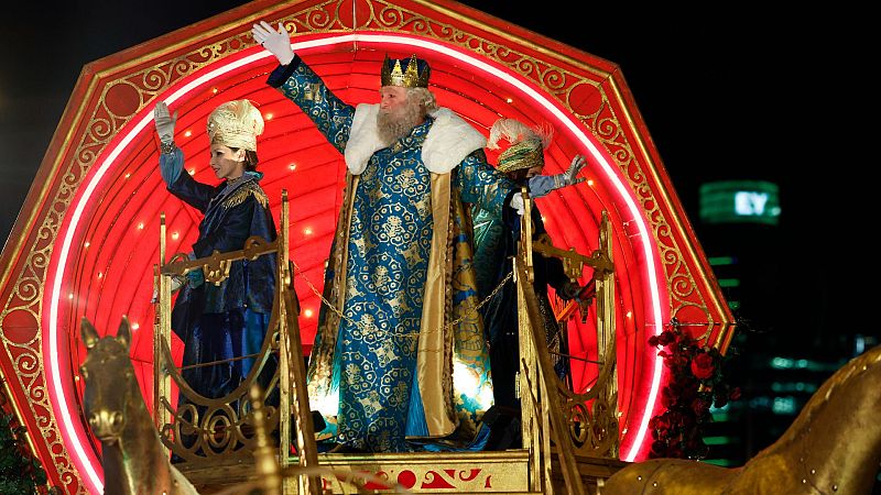 Caramelos, nervios e ilusión inundan las calles con las cabalgatas de los Reyes Magos