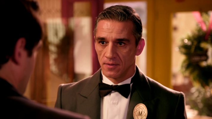 Salón de té La Moderna - Miguel y Trini le proponen a Cañete que viva en su casa