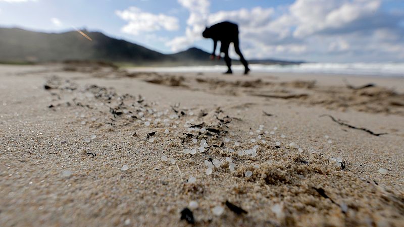 Xunta y Gobierno central vuelven a enfrentarse por el vertido de pélets | Ver