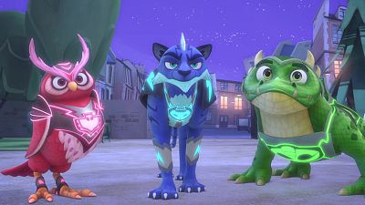 Tres personajes animados, Owlette (búho rojo), PJ Power Cat (felino azul) y Dragon (reptil verde), posan con armaduras brillantes en una ciudad nocturna.