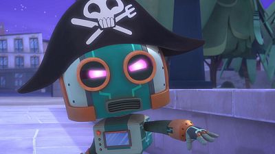 Robo-Pirata de PJ Masks, con sombrero de pirata y ojos rosas brillantes, se alza en un paisaje urbano nocturno. Su brazo extendido apunta hacia adelante sobre un muro de piedra.