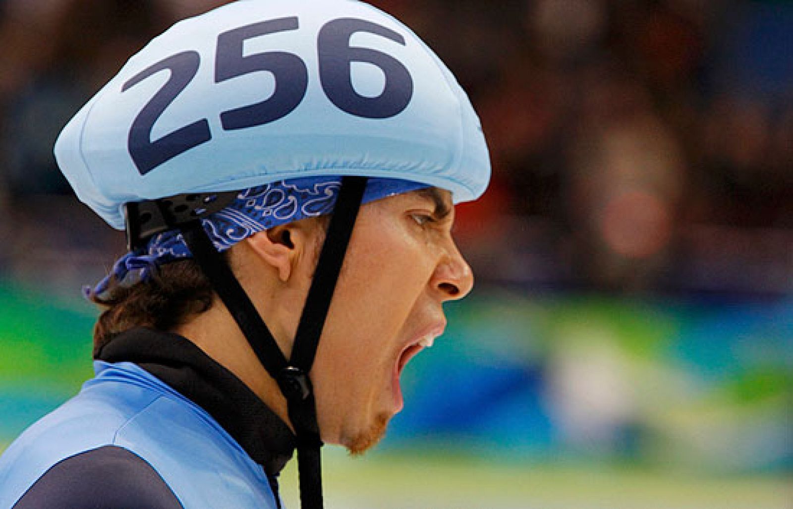 El estadounidense con más medallas en los JJOO de invierno de la historia, el patinador de velocidad, Apolo Anton Ohno, tiene un secreto: Bostezar antes de cada carrera.