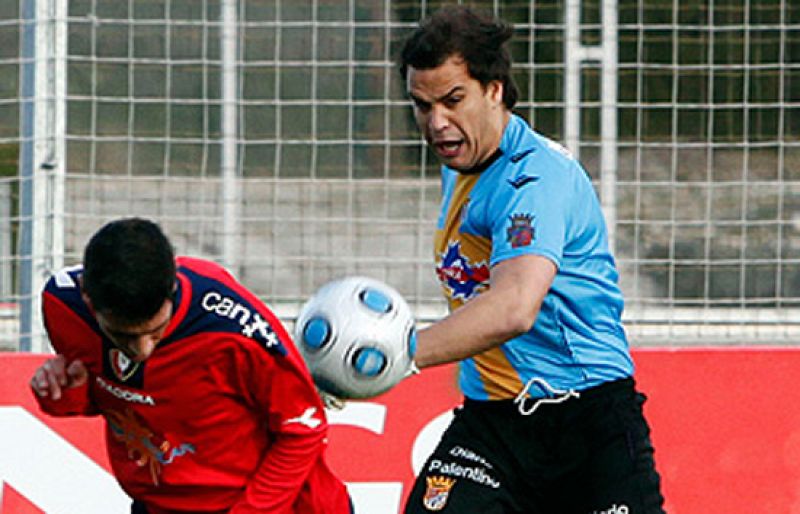 El fuerte temporal que acecha el norte de España le jugó una mala pasada al filial de Osasuna convirtiendo a Rebollo en el gran protagonista en Tajonar. El portero del Palencia dio los tres puntos a su equipo con un gol desde su propia portería.