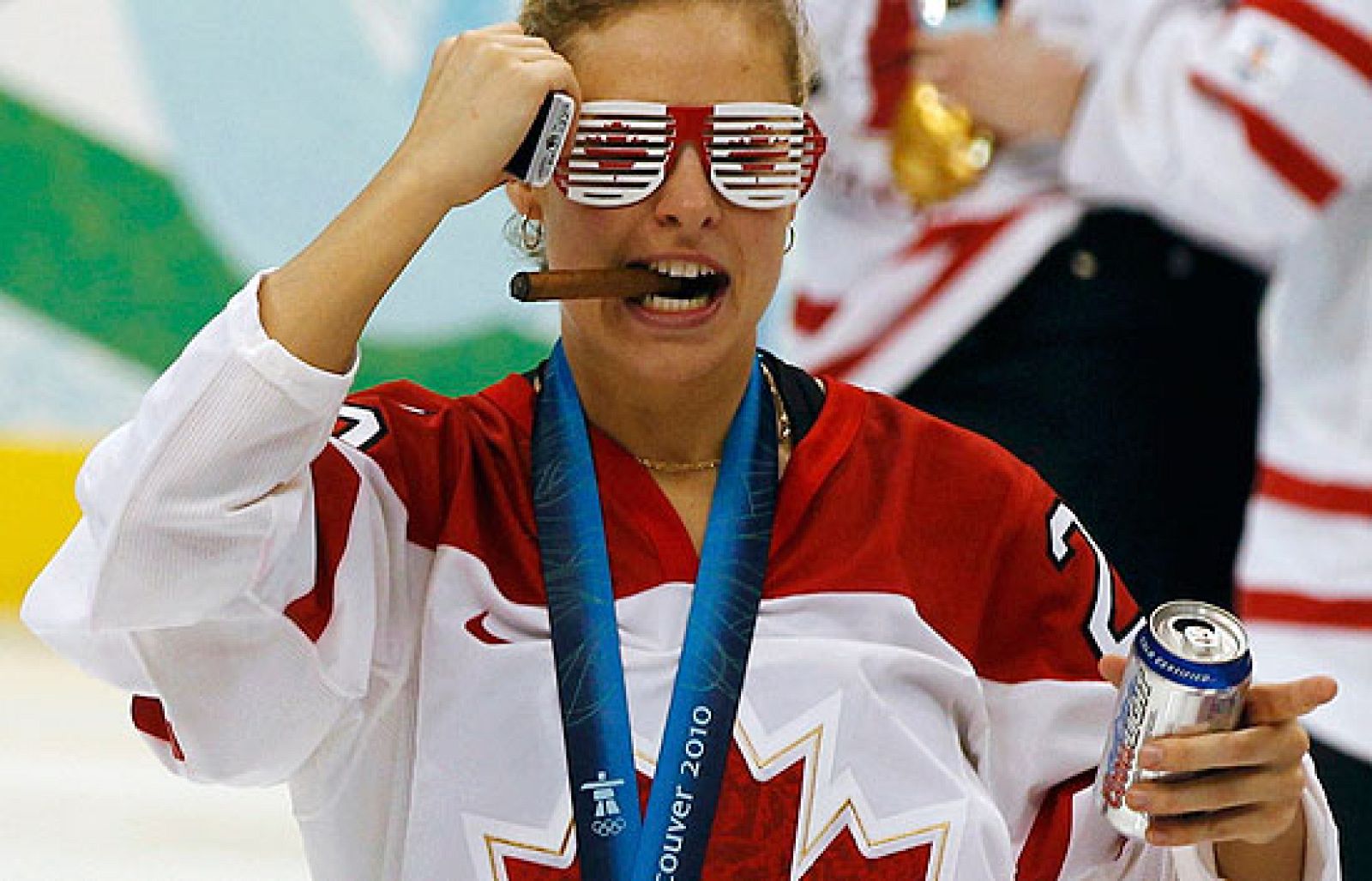 Las jugadoras de hockey del equipo candiense celebraron su medalla de oro sobre la pista de hielo nada más finalizar el partido.