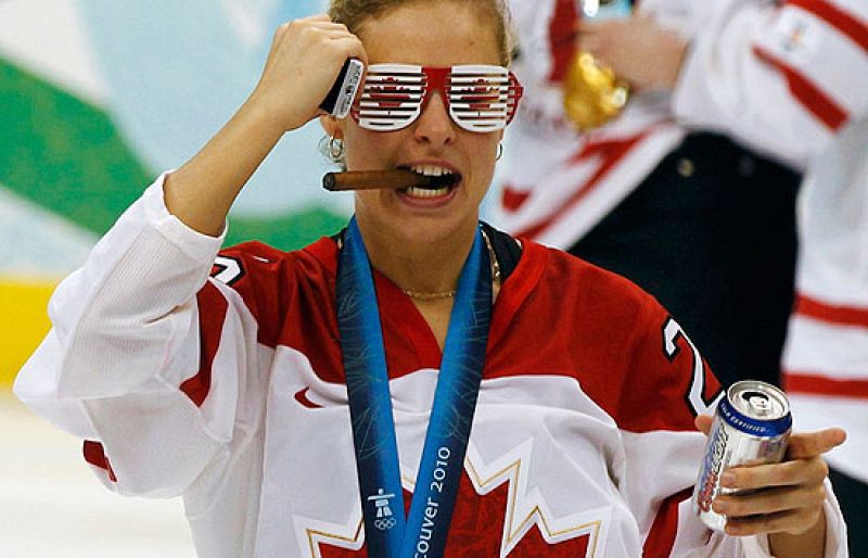 Las jugadoras de hockey del equipo candiense celebraron su medalla de oro sobre la pista de hielo nada más finalizar el partido.