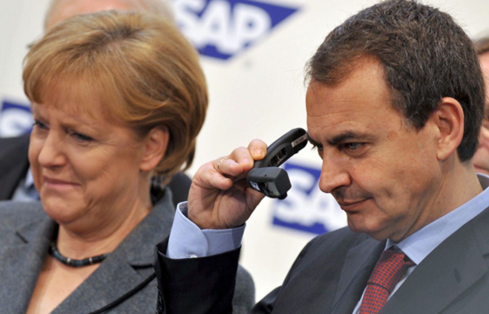 Angela Merkel y Rodríguez Zapatero visitan el CEBIT.