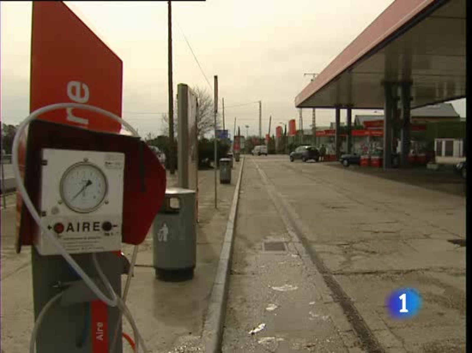 Detenida en Madrid a una mujer por marcharse sin pagar al menos 13 veces después de llenar de gasolina el depósito de su coche.