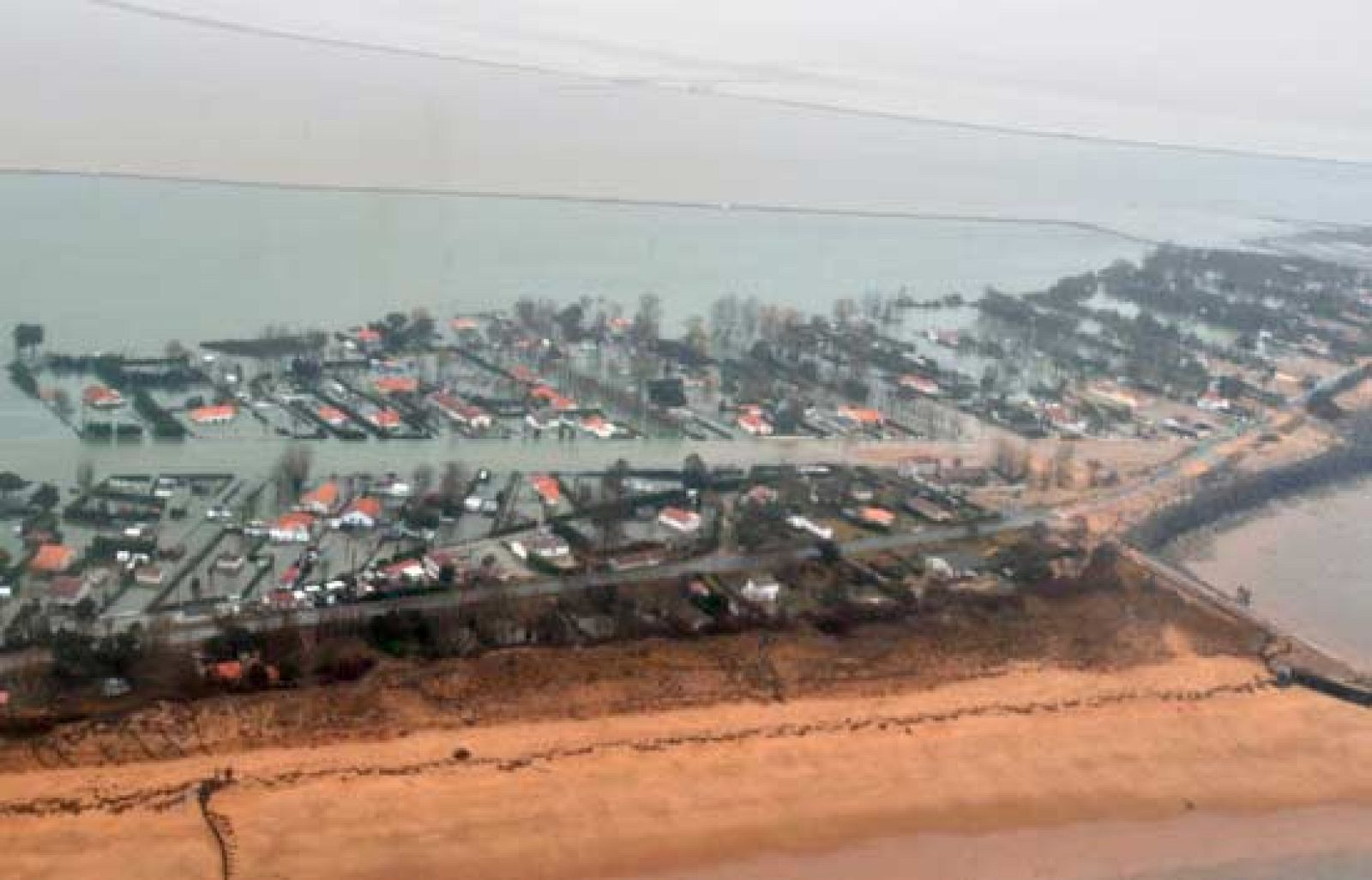 Con 'Xynthia', el mar penetró medio kilómetro en la costa francesa | Ver