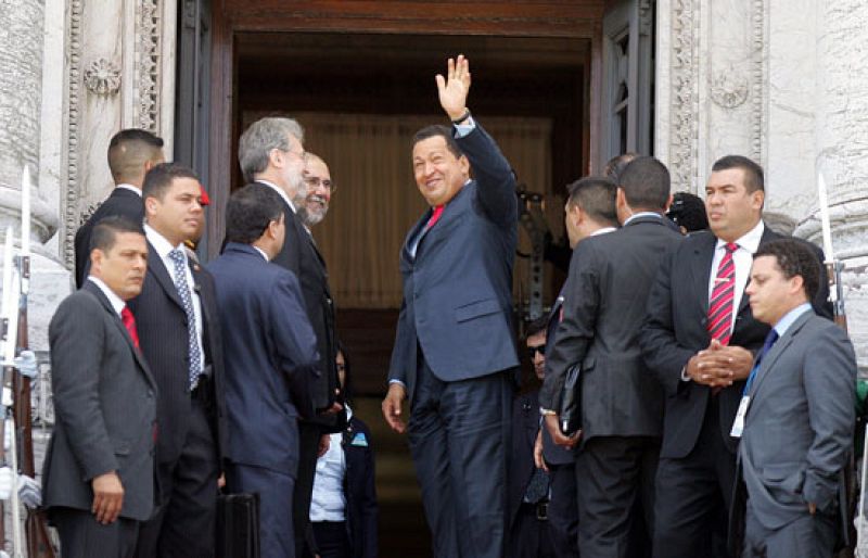 Chávez califica de "infame" que se relacione a Venezuela con ETA y las FARC | Ver