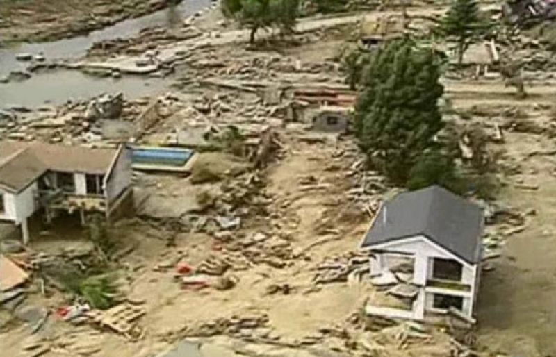 Una nueva imagen aérea permite ver la huella del maremoto en la región chilena de Bío Bío. El tsunami que siguió al gran seísmo del sábado arrasó por completo esta zona costera, muy cerca de Concepción.