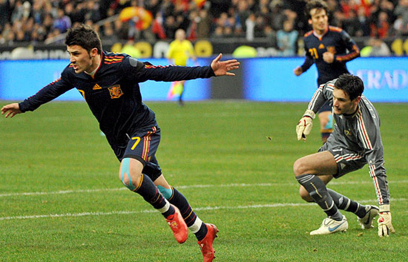 Villa le roba la cartera a Francia 0-1 | Ver