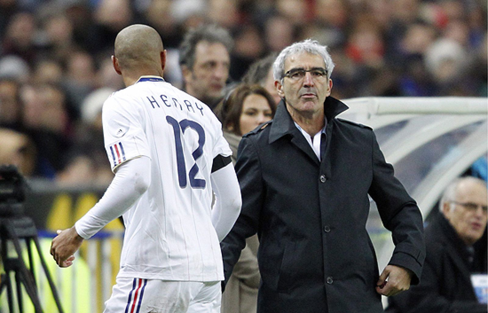 El delantero francés Thierry Henry fue silbado por el público ante el mal juego del equipo que perdió 2 a 0 contra España.