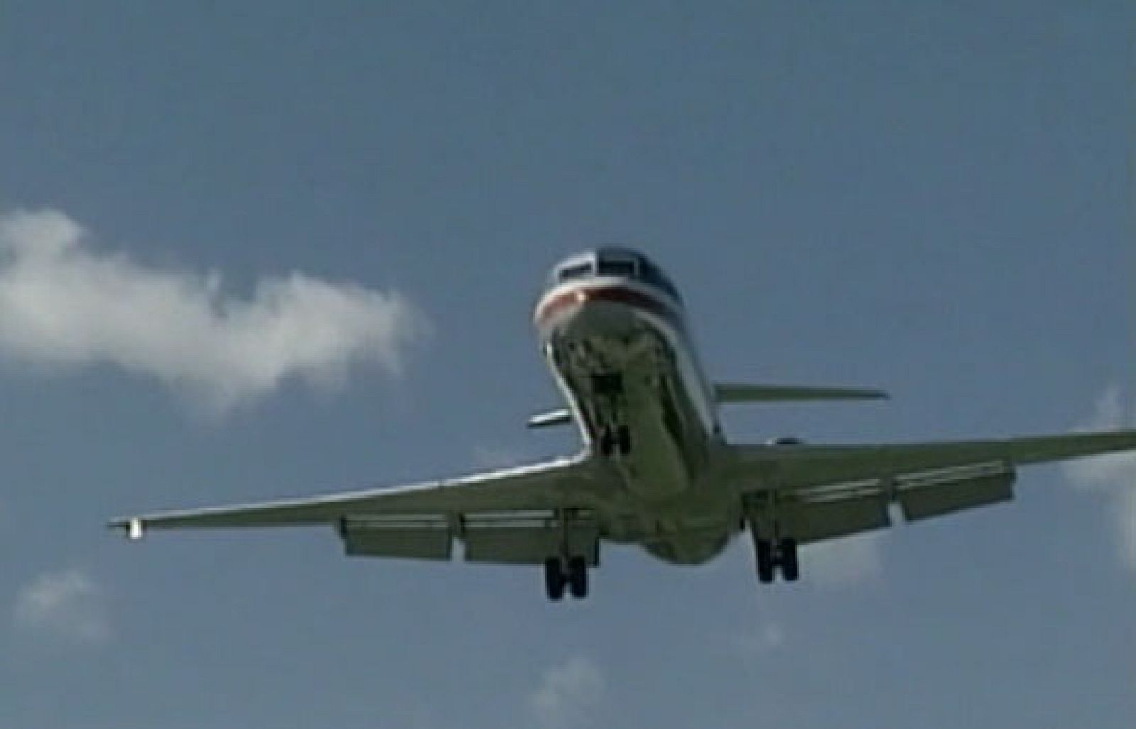 El hijo de un controlador aéreo dio ordenes a los pilotos siguiendo las indicaciones de su padre | Ver