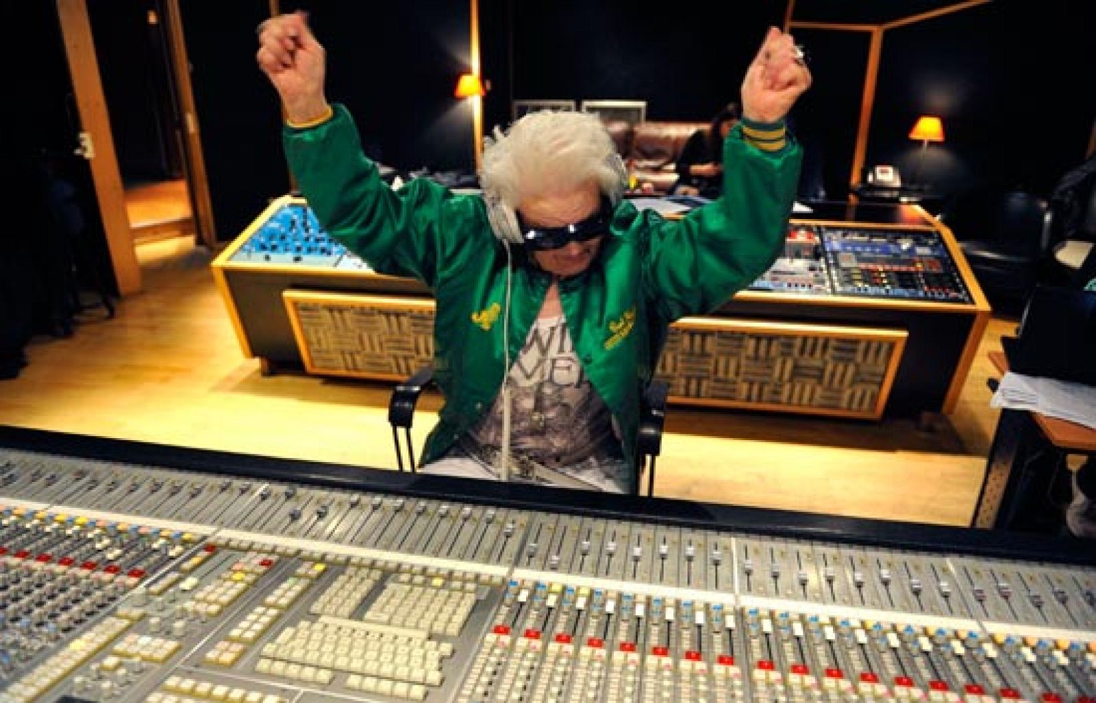 Un abuela británica de 69 años arrasa como DJ en los locales de moda | Ver