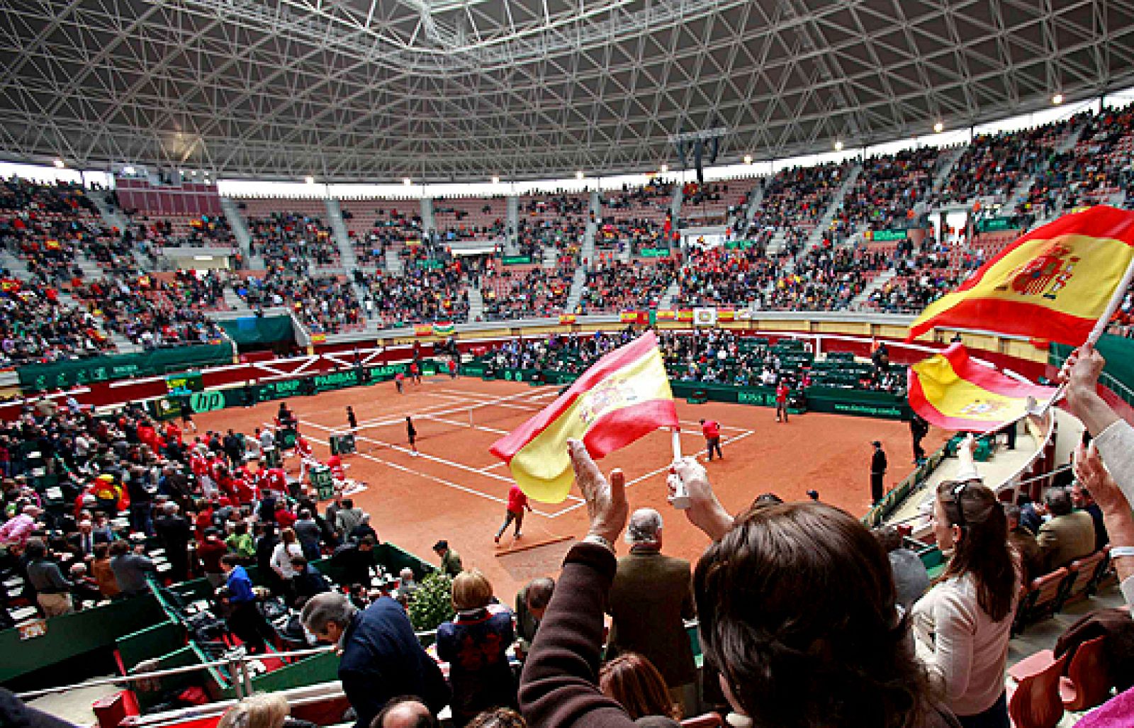 El frio en el interio de la Plaza de toros de la Ribera, que acoge la eliminatoria de Copa Davis entre España y Suiza, trae de cabeza a los organizadores del torneo.