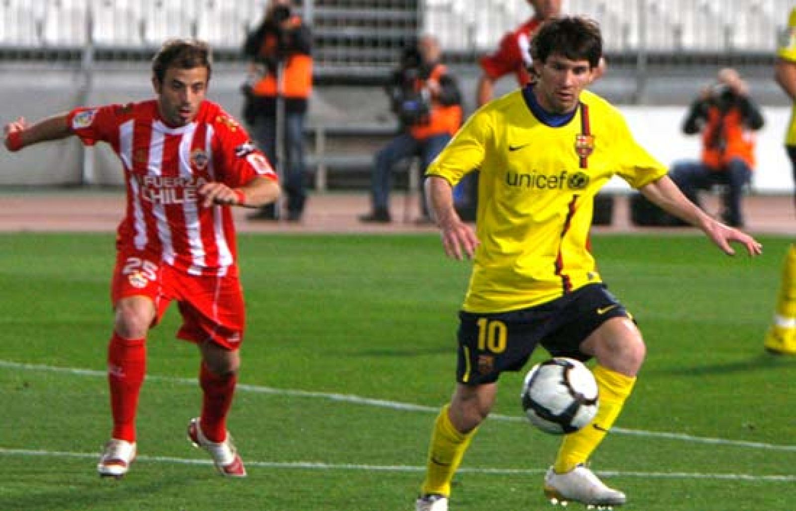 Los dos goles marcados por Messi ante el Almería le colocan como el máximo goleador, con 19 tantos.