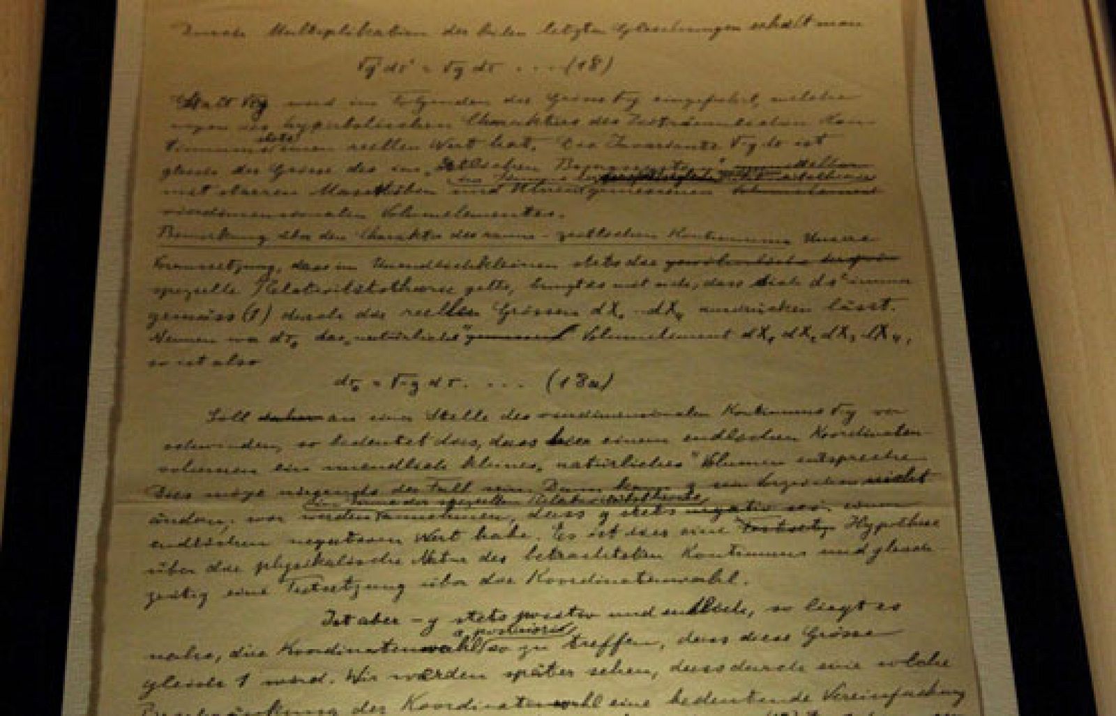 Se exhibe el manuscrito original en el que Einstein enunció la Teoría General de la Relatividad - Ciencia y tecnología en Rtve.es | Ver