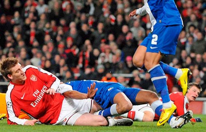 Bendtner hace doblete (2-0)