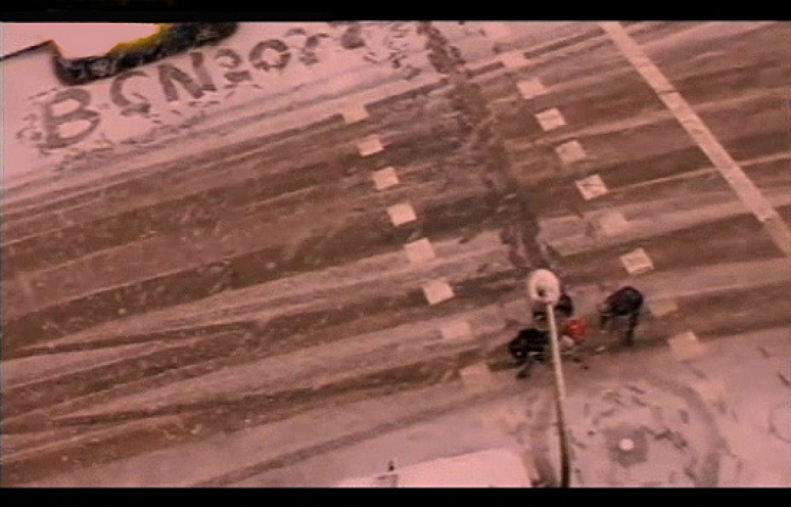 Practicando curling en plena calle de Barcelona