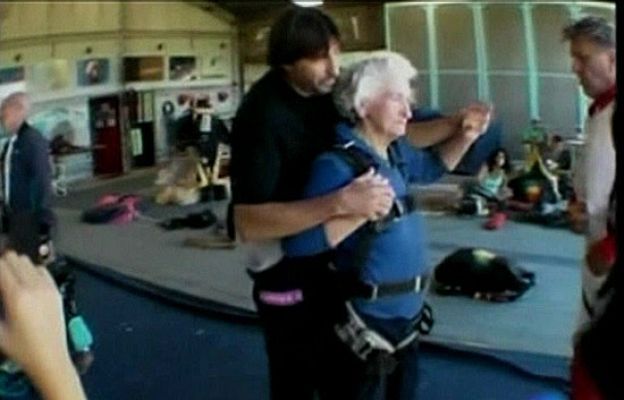  - La abuela paracaidista