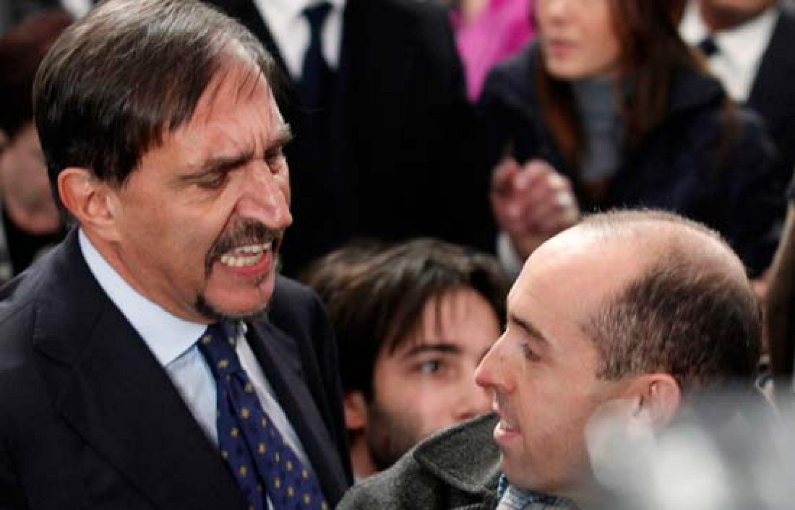 El ministro de Defensa italiano ha intimidado y zarandeado a un periodista durante una rueda de prensa de Berlusconi.