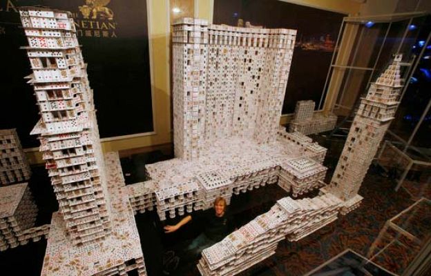 La 2 Noticias - El castillo de naipes más grande