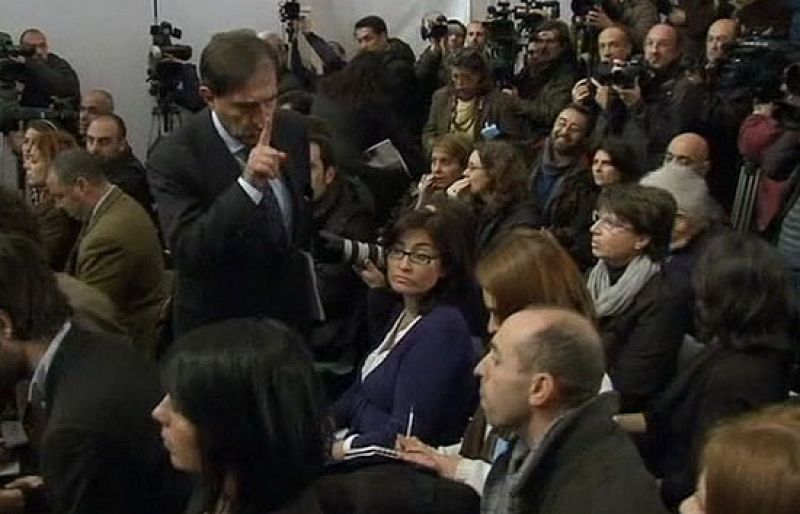 Tensa comparecencia pública de Berlusconi | Ver